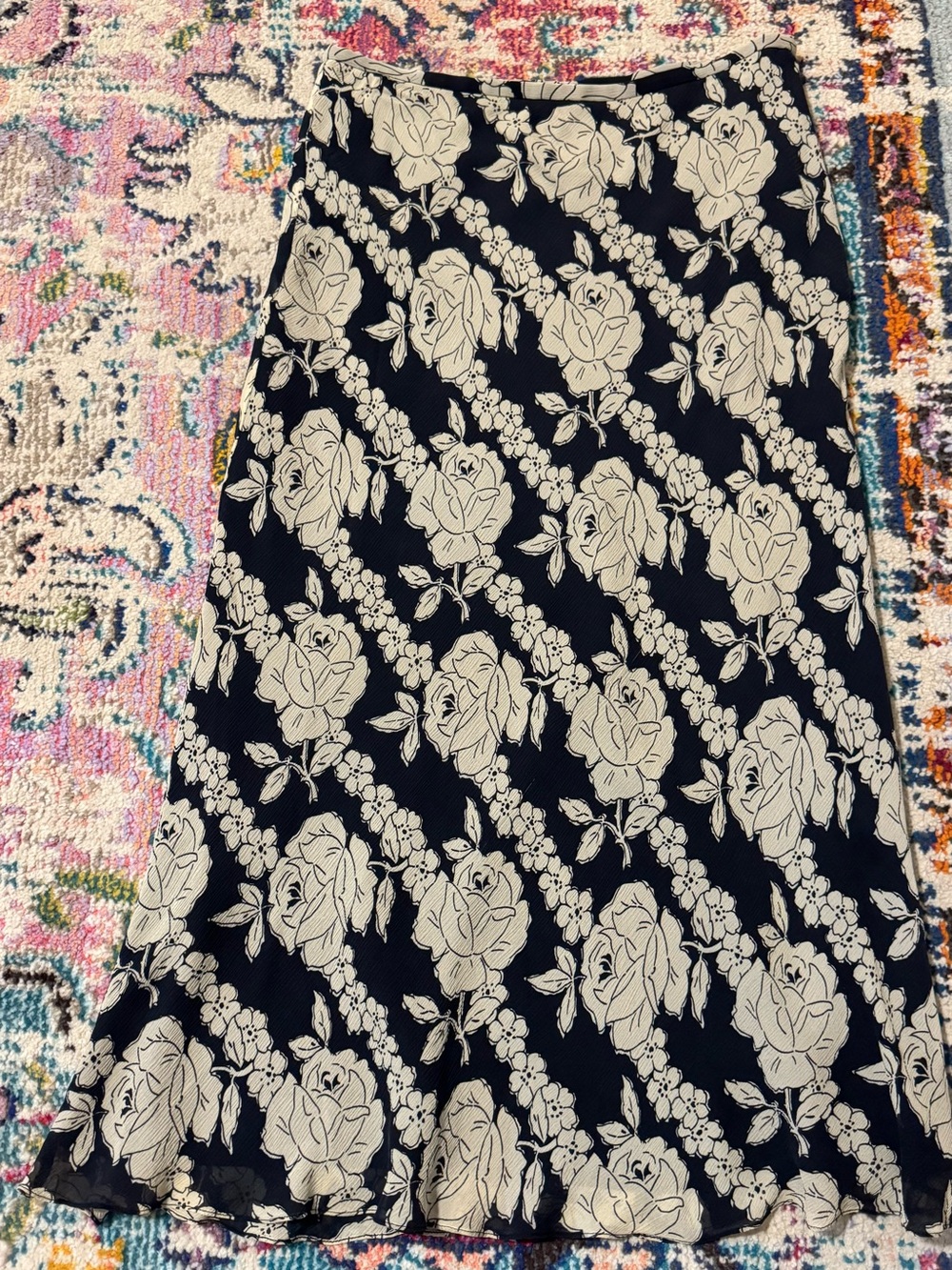 Vintage Ann Taylor Women’s Black and Cream Floral Midi Skirt Lined (100% Silk)